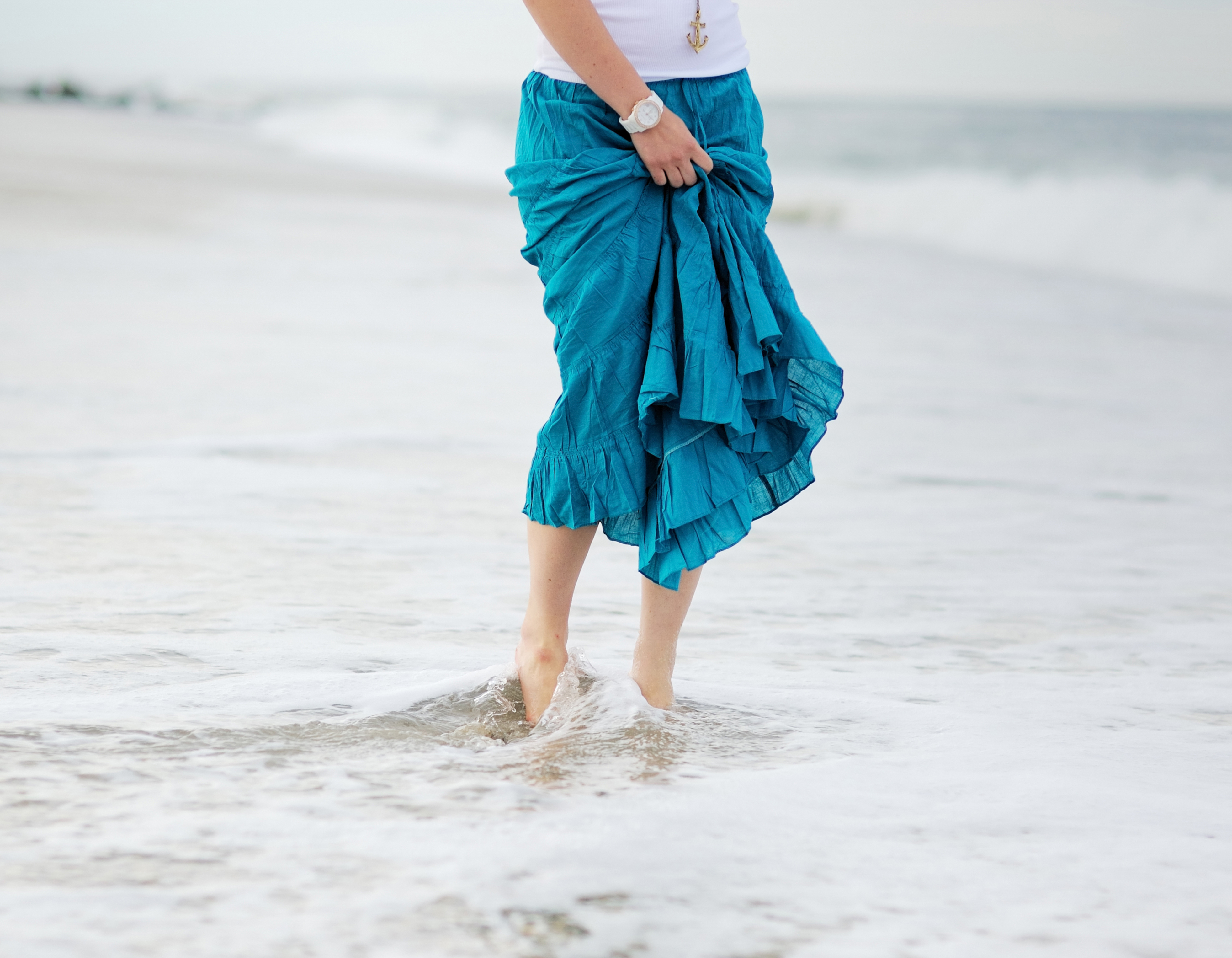walk barefoot in wet sand